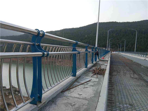 白银不锈钢桥梁护栏的特点及其在桥梁安全中的重要作用