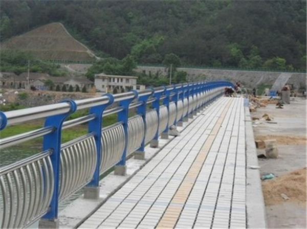 白银不锈钢桥梁护栏的特性及其在现代建筑中的应用